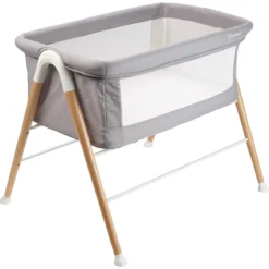 Babygo Goodnight Grey Wieg 4361 -Dolu Verkoopwinkel babygo goodnight grey wieg aan bed 2