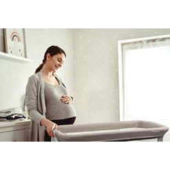 Babygo Goodnight Grey Wieg 4361 -Dolu Verkoopwinkel babygo goodnight wieg aan bed sfeer 1