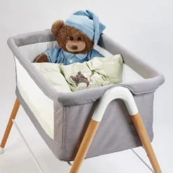 Babygo Goodnight Grey Wieg 4361 -Dolu Verkoopwinkel babygo goodnight wieg aan bed sfeer 4