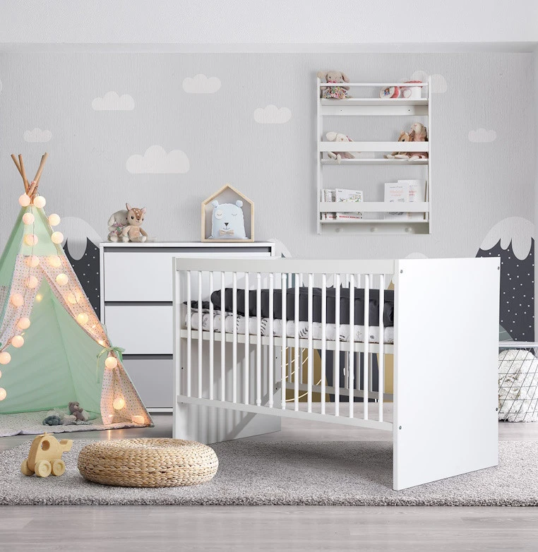 Babykamer Jasmijn: Ledikant En Commode 1 Babykamer Jasmijn: Ledikant En Commode