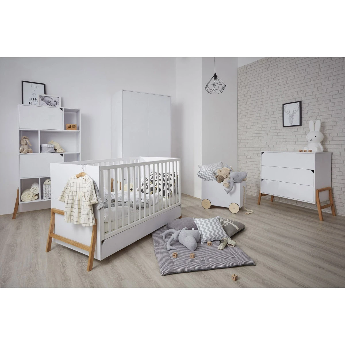 Bellamy Lotta Snow Babykamer: Ledikant/Juniorbed, Commode En 2-Deurskast 1 Bellamy Lotta Snow Babykamer: Ledikant/Juniorbed, Commode En 2-Deurskast