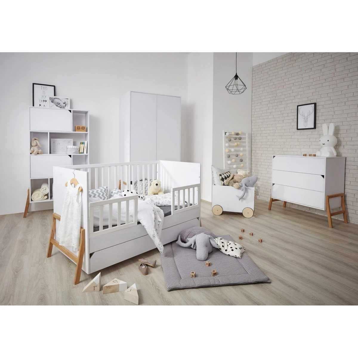 Bellamy Lotta Snow Babykamer: Ledikant/Juniorbed, Commode En 2-Deurskast 15 Bellamy Lotta Snow Babykamer: Ledikant/Juniorbed, Commode En 2-Deurskast - Afbeelding 15