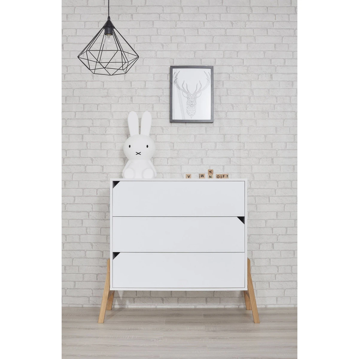 Bellamy Lotta Snow Babykamer: Ledikant/Juniorbed, Commode En 2-Deurskast 10 Bellamy Lotta Snow Babykamer: Ledikant/Juniorbed, Commode En 2-Deurskast - Afbeelding 10
