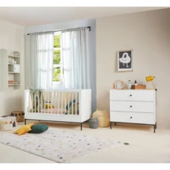 Bellamy Lumi White Babykamer: Ledikant/Juniorbed En Commode