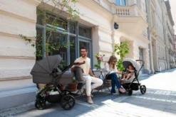 Kinderkraft A-Tour Light Grey 3-in-1 Kinderwagen Incl. Autostoel KSATOU00LGR3000 30 Kinderkraft A-Tour Light Grey 3-in-1 Kinderwagen Incl. Autostoel KSATOU00LGR3000 -Dolu Verkoopwinkel kinderkraft a tour kinderwagen sfeerfoto 2